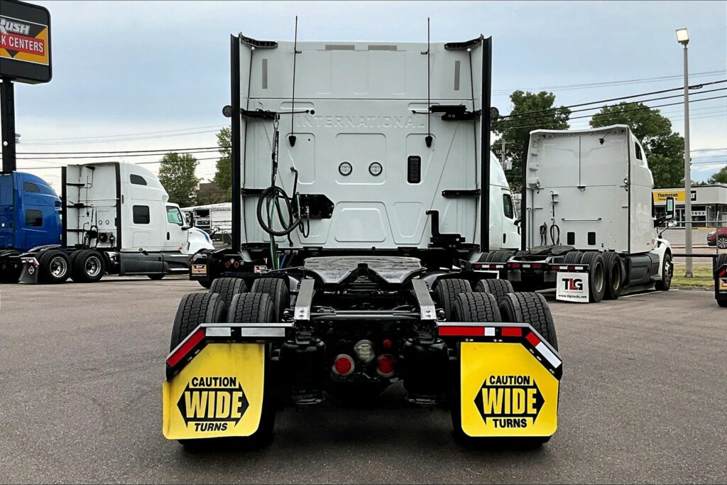 2022 CUM LT625 6×4 Sleeper