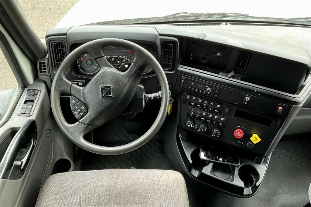 2022 CUM LT625 6×4 Sleeper