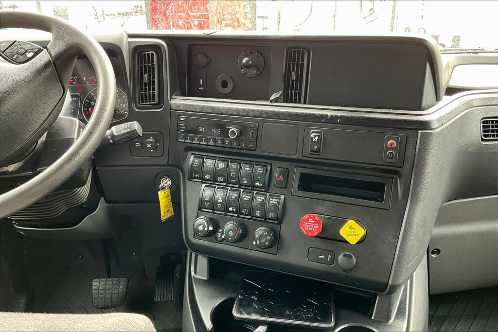 2022 CUM LT625 6×4 Sleeper