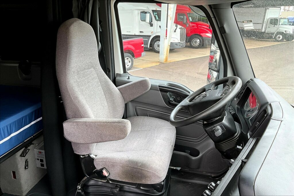 2022 CUM LT625 6×4 Sleeper