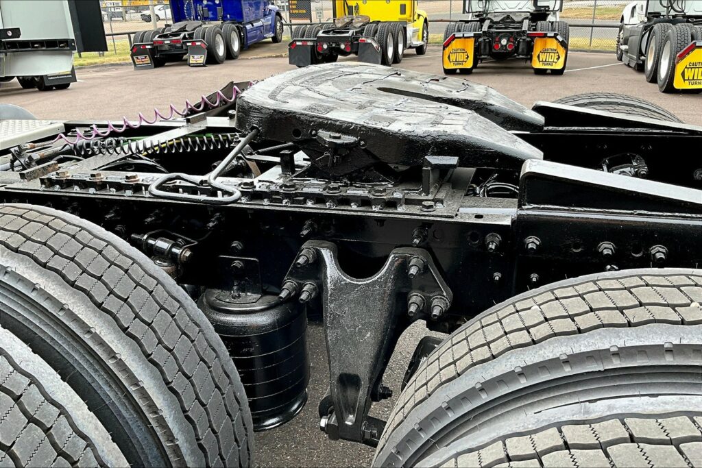 2022 CUM LT625 6×4 Sleeper