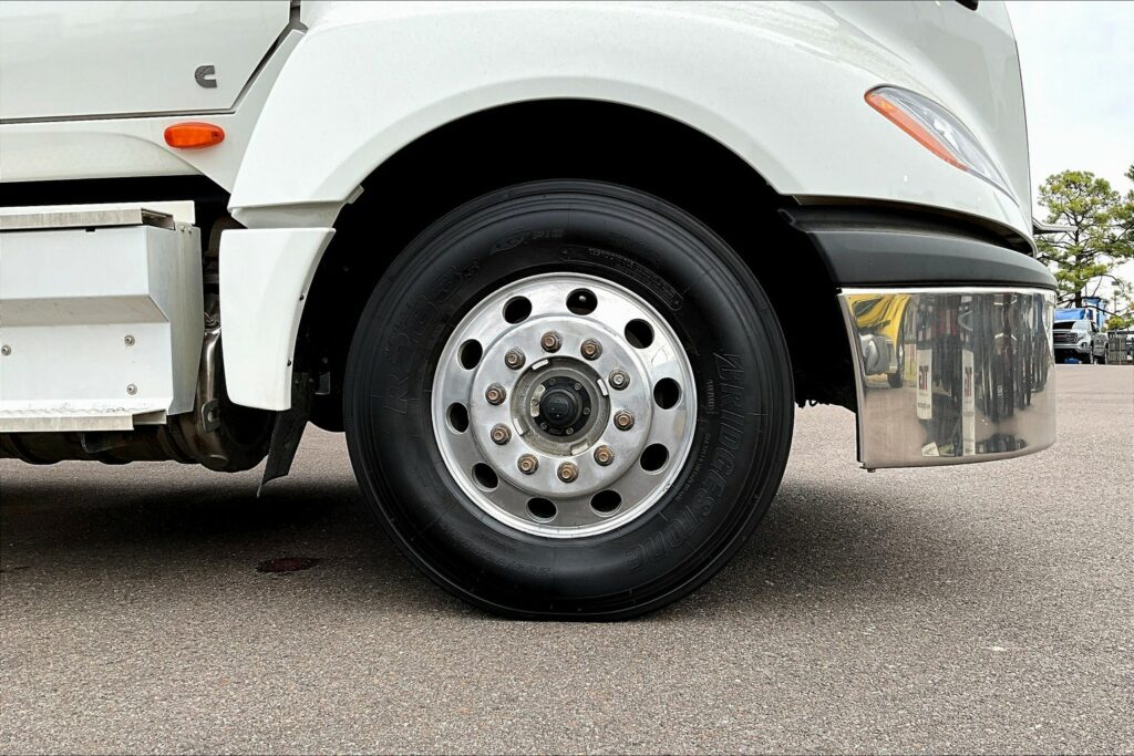 2022 CUM LT625 6×4 Sleeper