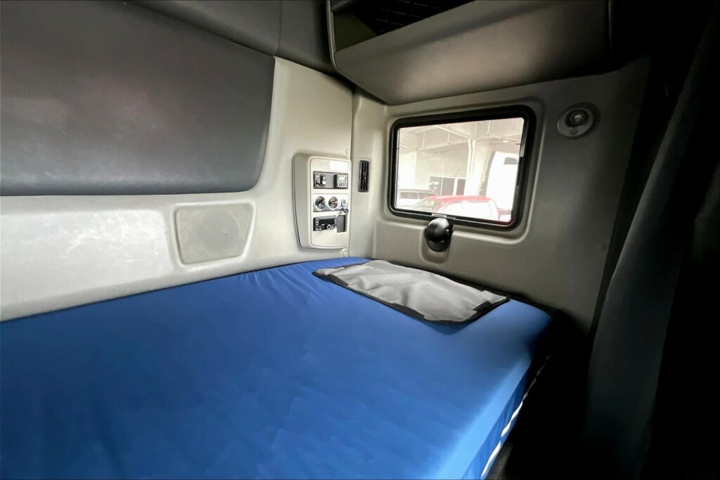 2022 CUM LT625 6×4 Sleeper