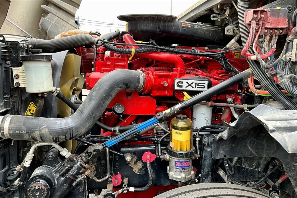 2022 CUM LT625 6×4 Sleeper