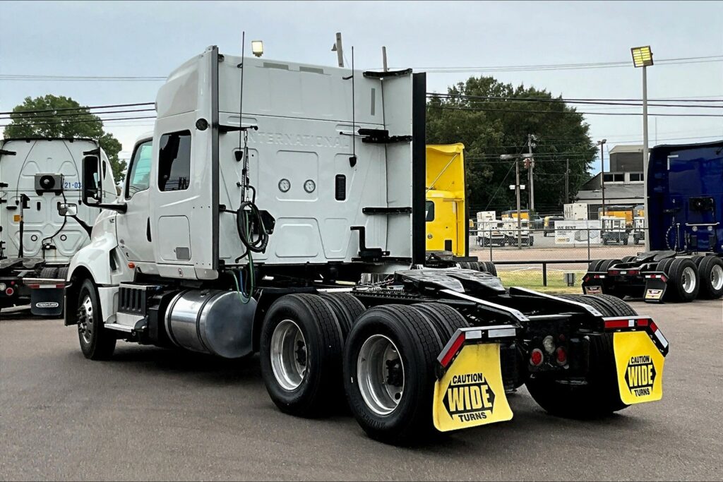 2022 CUM LT625 6×4 Sleeper