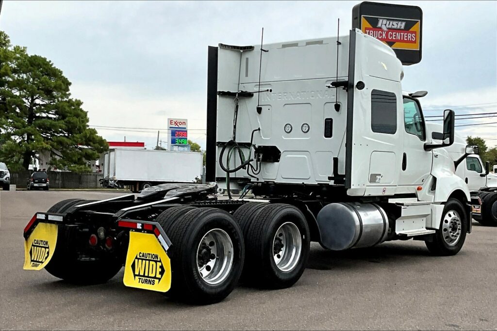 2022 CUM LT625 6×4 Sleeper