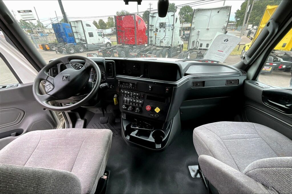 2022 CUM LT625 6×4 Sleeper