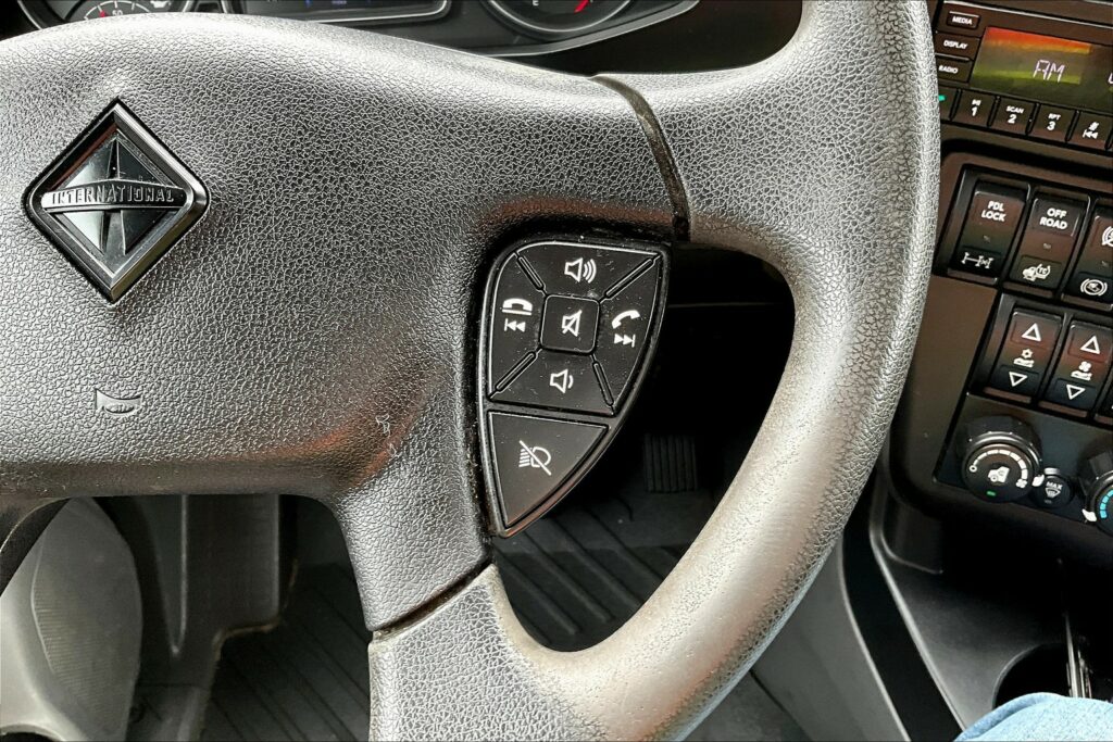 2022 CUM LT625 6×4 Sleeper