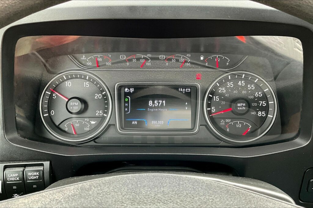 2022 CUM LT625 6×4 Sleeper