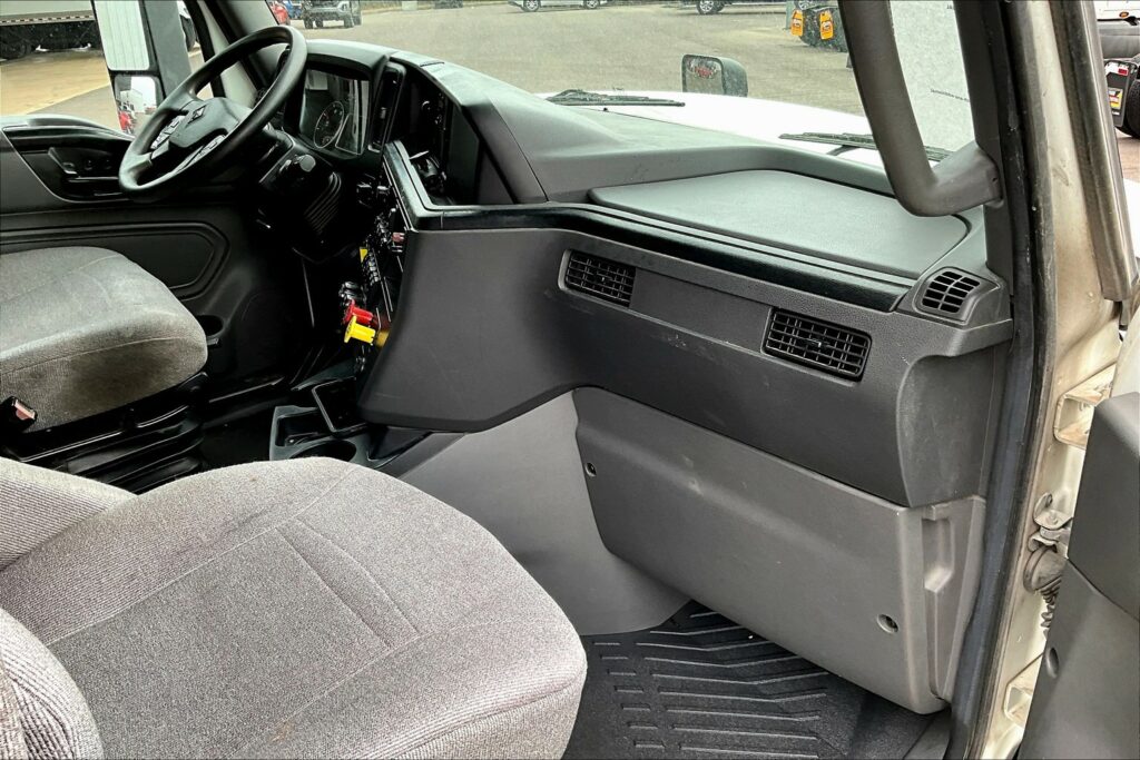 2022 CUM LT625 6×4 Sleeper