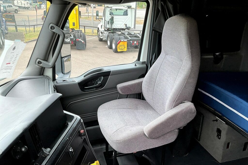 2022 CUM LT625 6×4 Sleeper