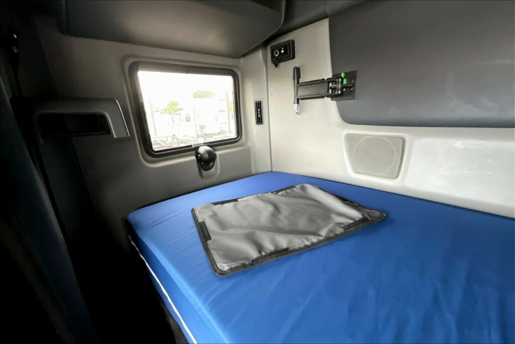 2022 CUM LT625 6×4 Sleeper