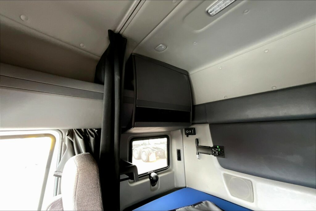 2022 CUM LT625 6×4 Sleeper