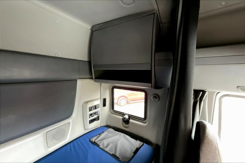 2022 CUM LT625 6×4 Sleeper