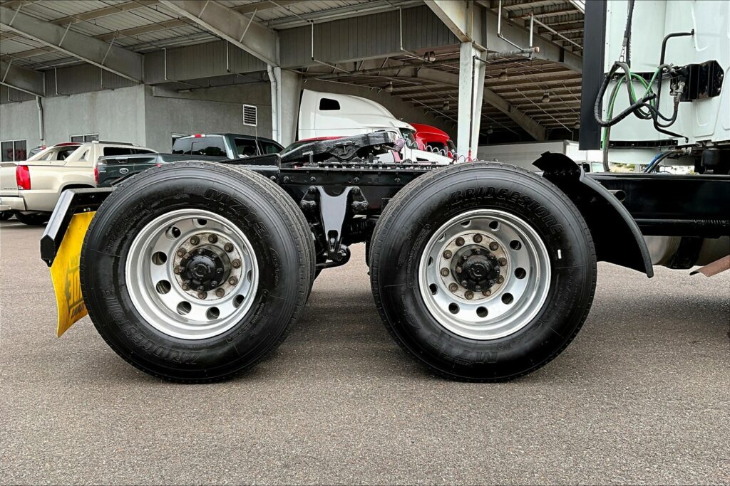 2022 CUM LT625 6×4 Sleeper