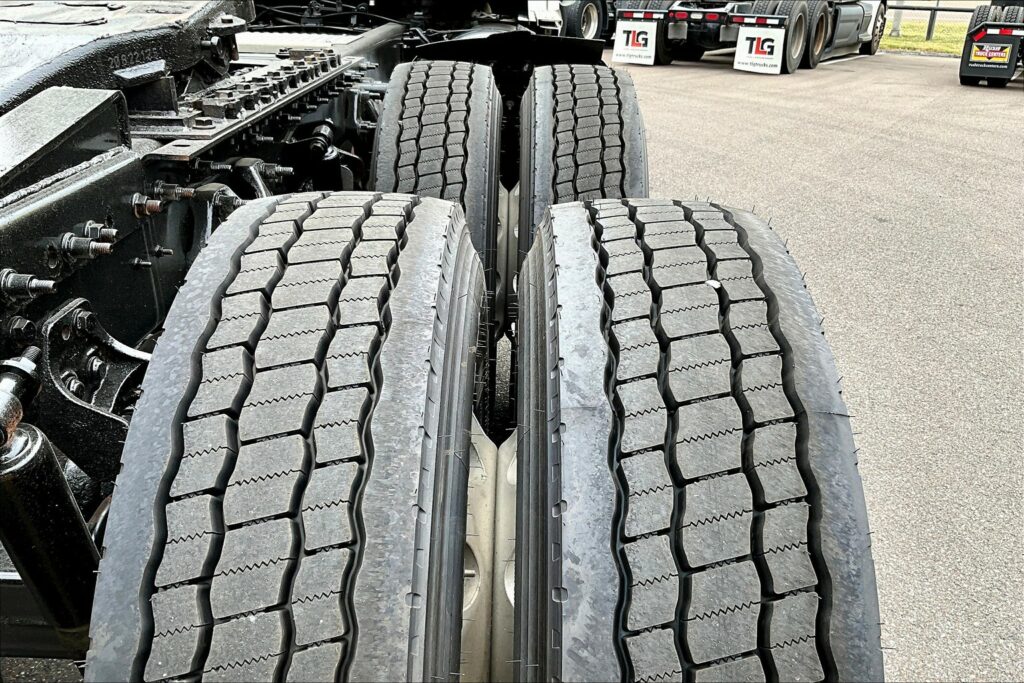 2022 CUM LT625 6×4 Sleeper