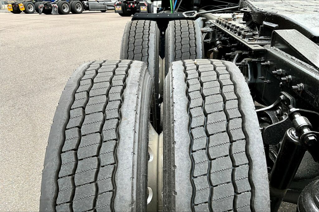 2022 CUM LT625 6×4 Sleeper