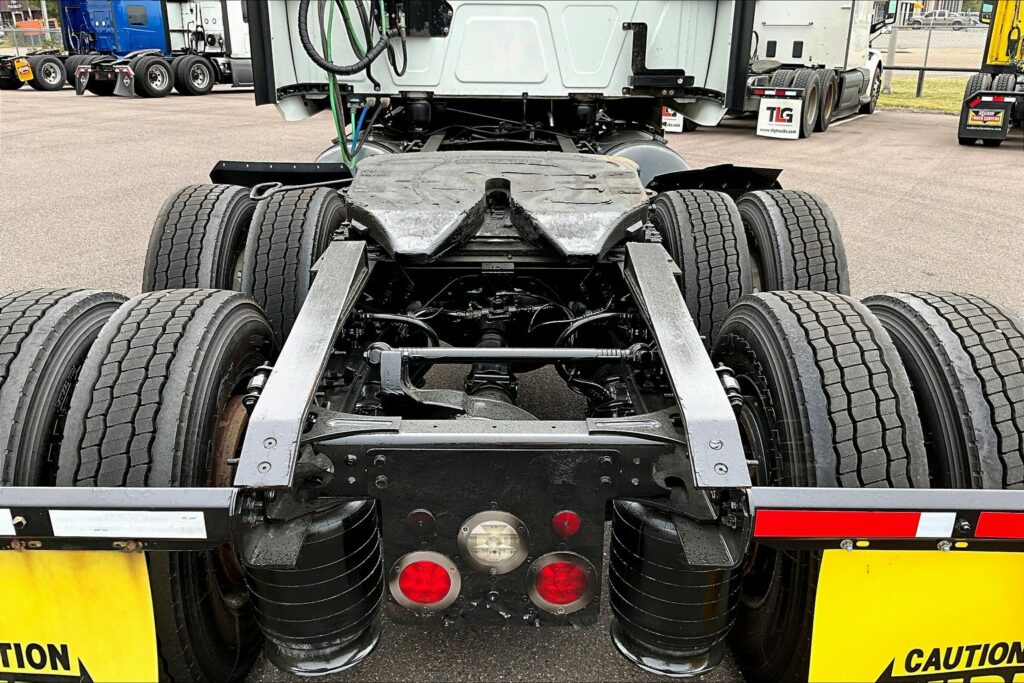 2022 CUM LT625 6×4 Sleeper