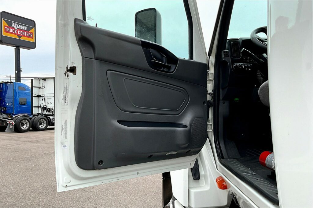 2022 CUM LT625 6×4 Sleeper