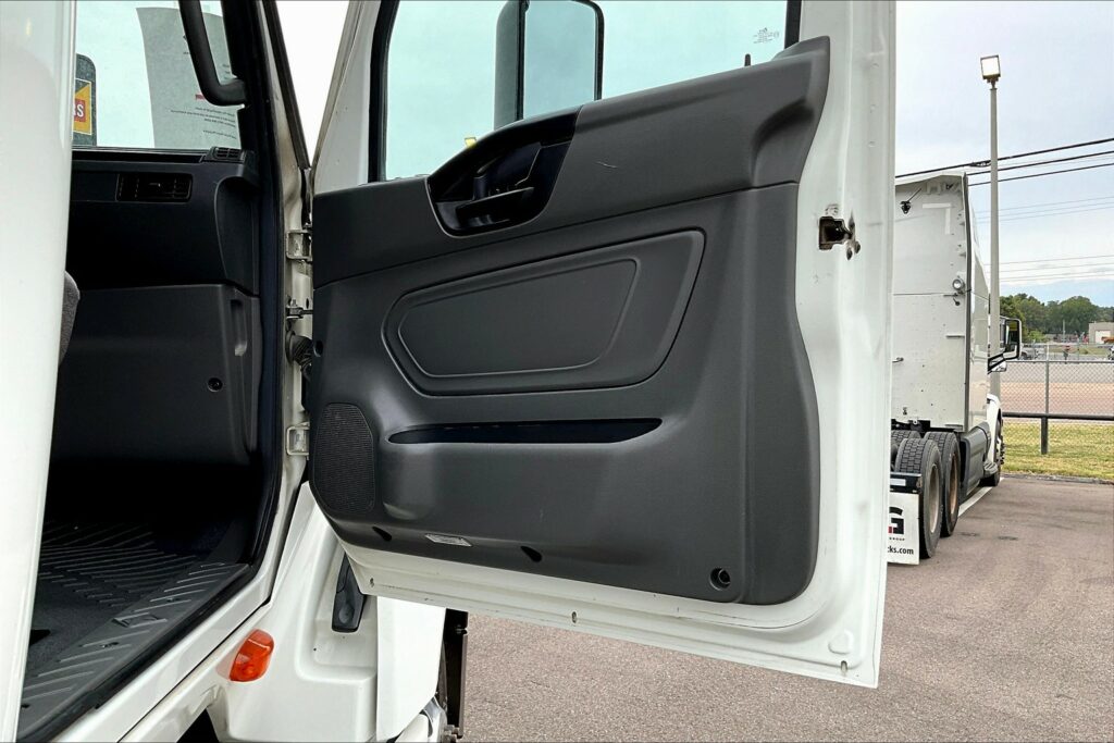 2022 CUM LT625 6×4 Sleeper