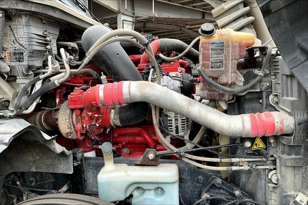 2022 CUM LT625 6×4 Sleeper