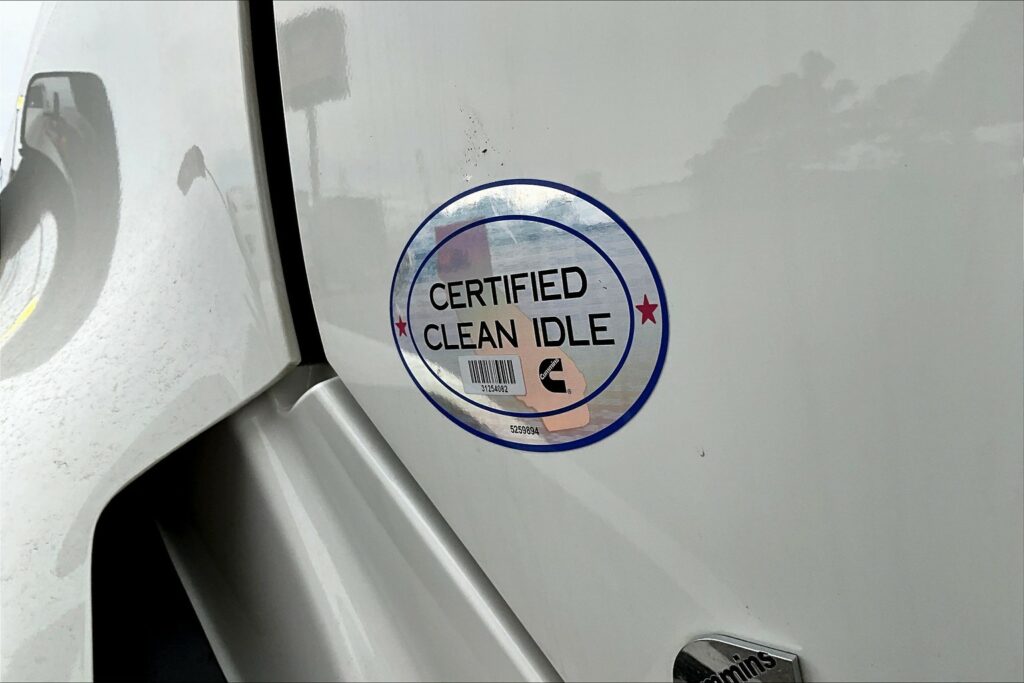 2022 CUM LT625 6×4 Sleeper