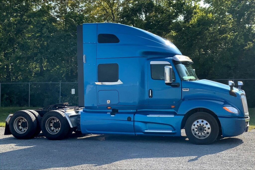 2021 CUM LT625 6×4 Sleeper