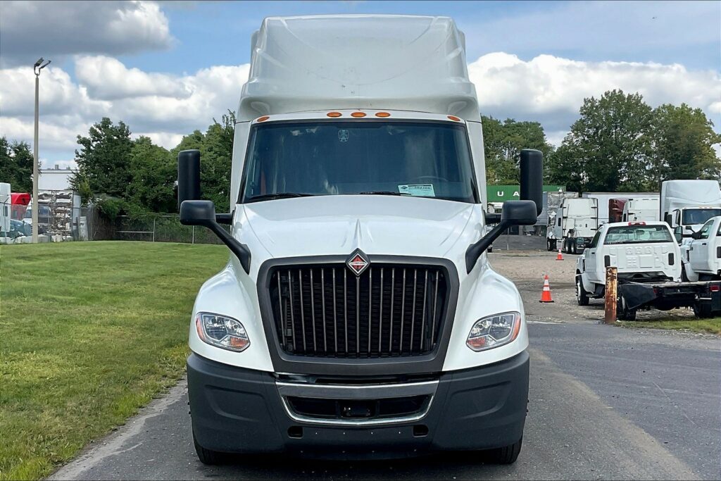 2022 CUM LT625 6×4 Sleeper