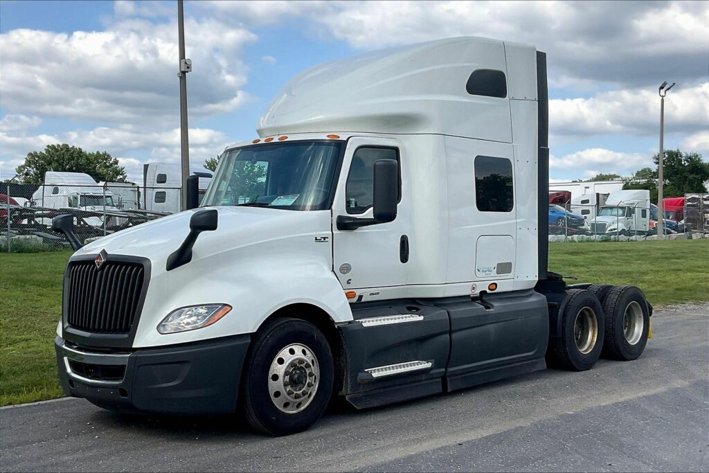 2022 CUM LT625 6×4 Sleeper