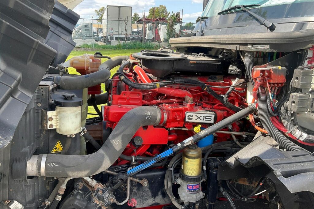 2022 CUM LT625 6×4 Sleeper