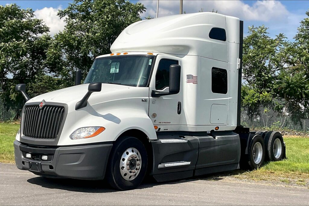 2021 CUM LT625 6×4 Sleeper