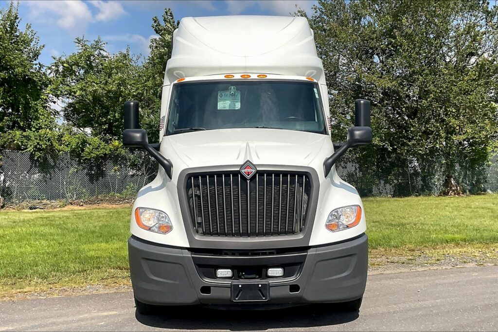 2021 CUM LT625 6×4 Sleeper