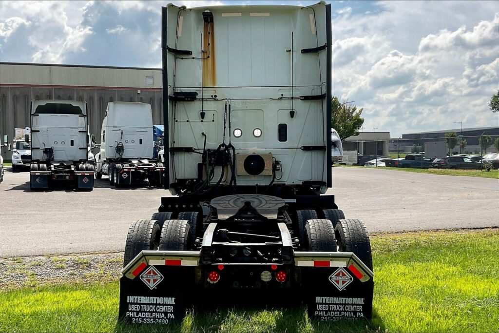 2021 CUM LT625 6×4 Sleeper