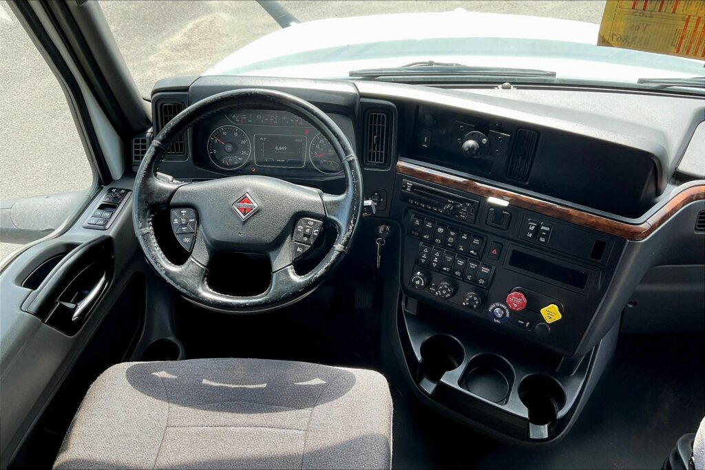 2021 CUM LT625 6×4 Sleeper