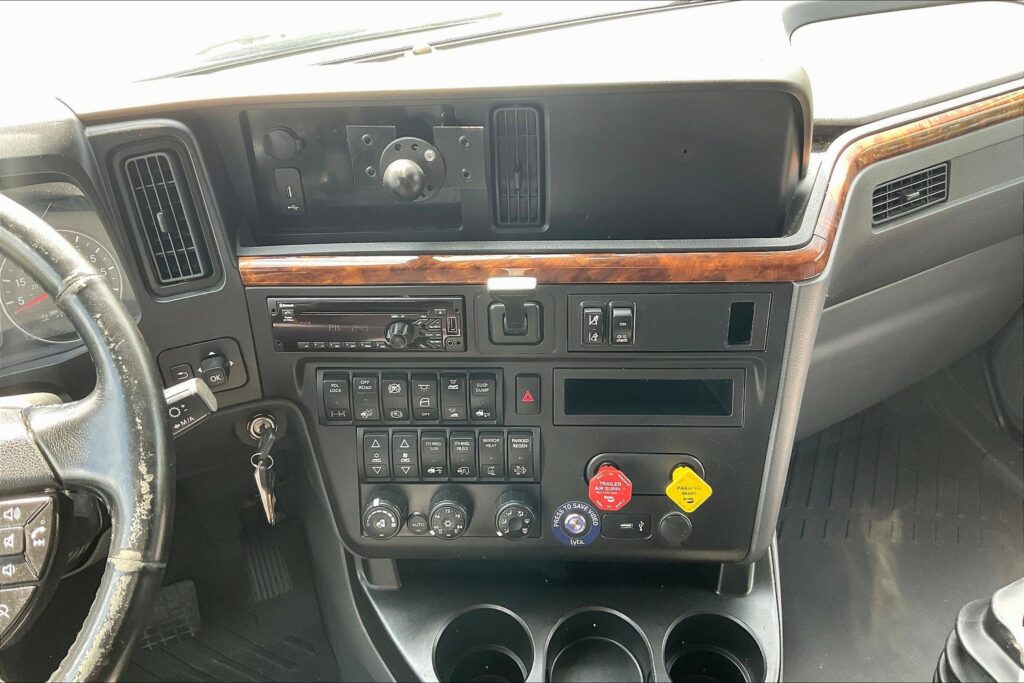 2021 CUM LT625 6×4 Sleeper