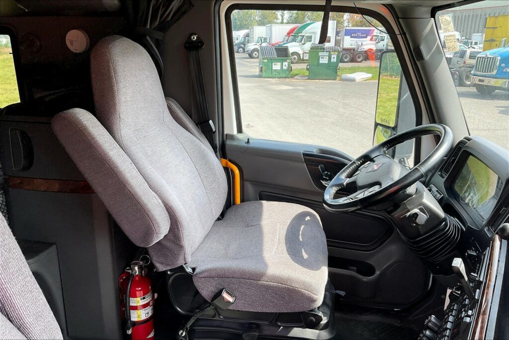 2021 CUM LT625 6×4 Sleeper