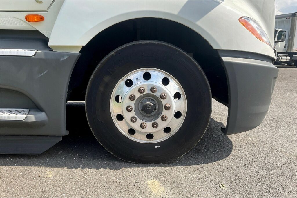 2021 CUM LT625 6×4 Sleeper