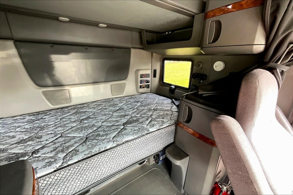 2021 CUM LT625 6×4 Sleeper