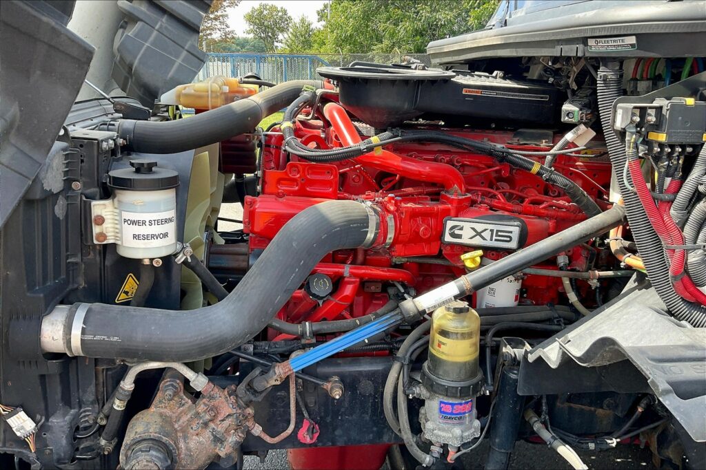 2021 CUM LT625 6×4 Sleeper