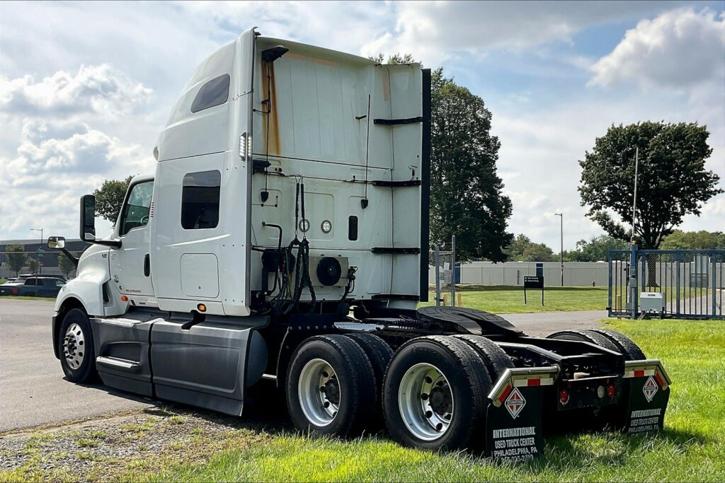 2021 CUM LT625 6×4 Sleeper