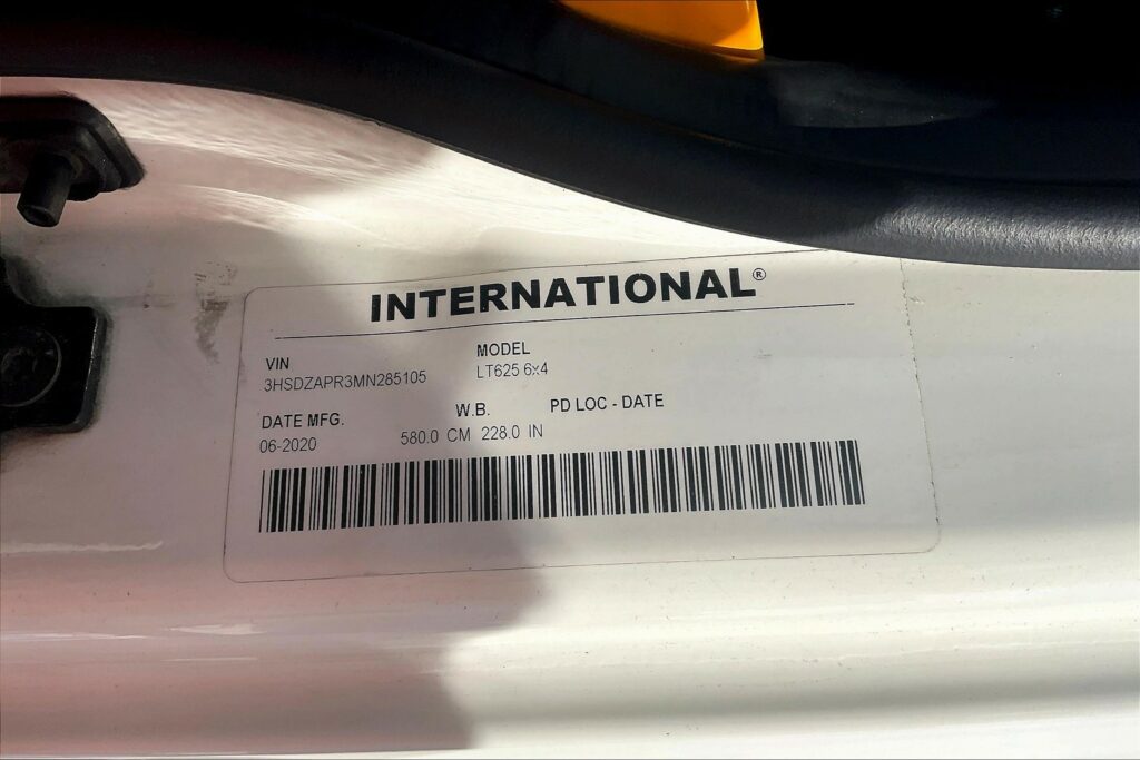 2021 CUM LT625 6×4 Sleeper