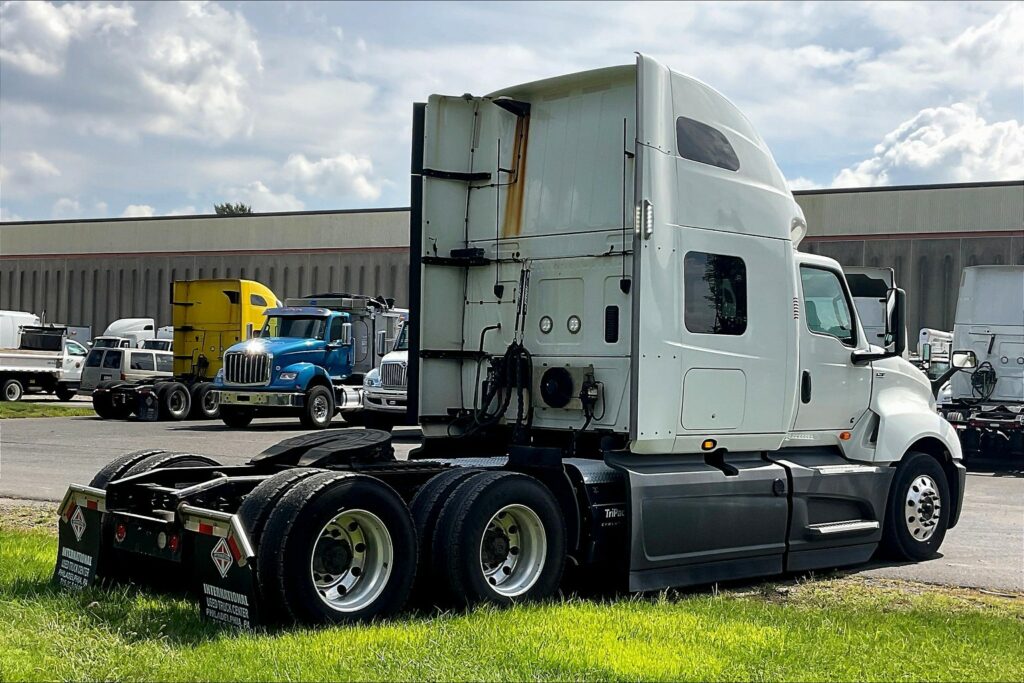 2021 CUM LT625 6×4 Sleeper