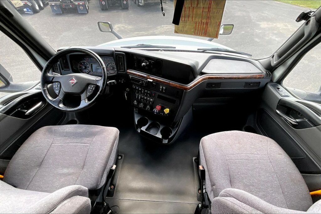 2021 CUM LT625 6×4 Sleeper