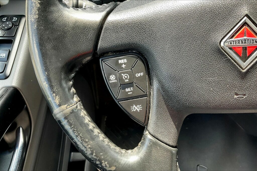 2021 CUM LT625 6×4 Sleeper