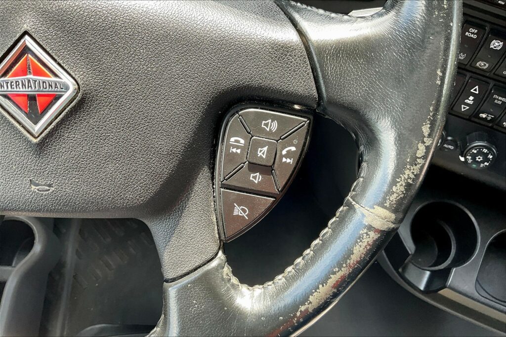 2021 CUM LT625 6×4 Sleeper