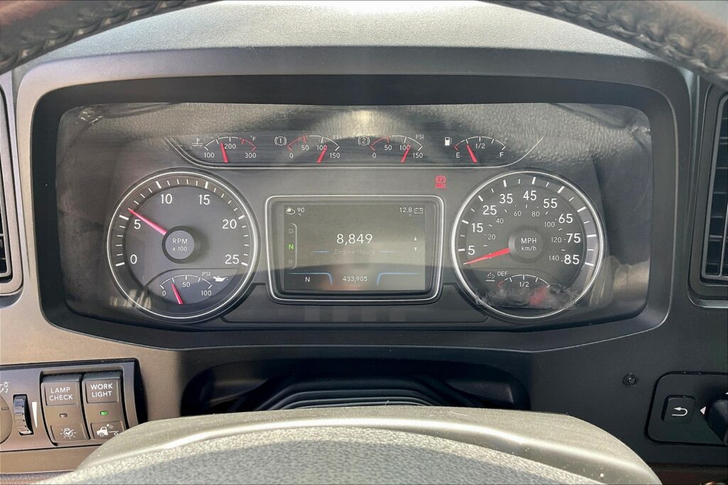 2021 CUM LT625 6×4 Sleeper