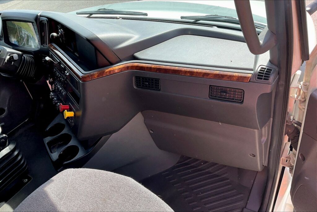 2021 CUM LT625 6×4 Sleeper