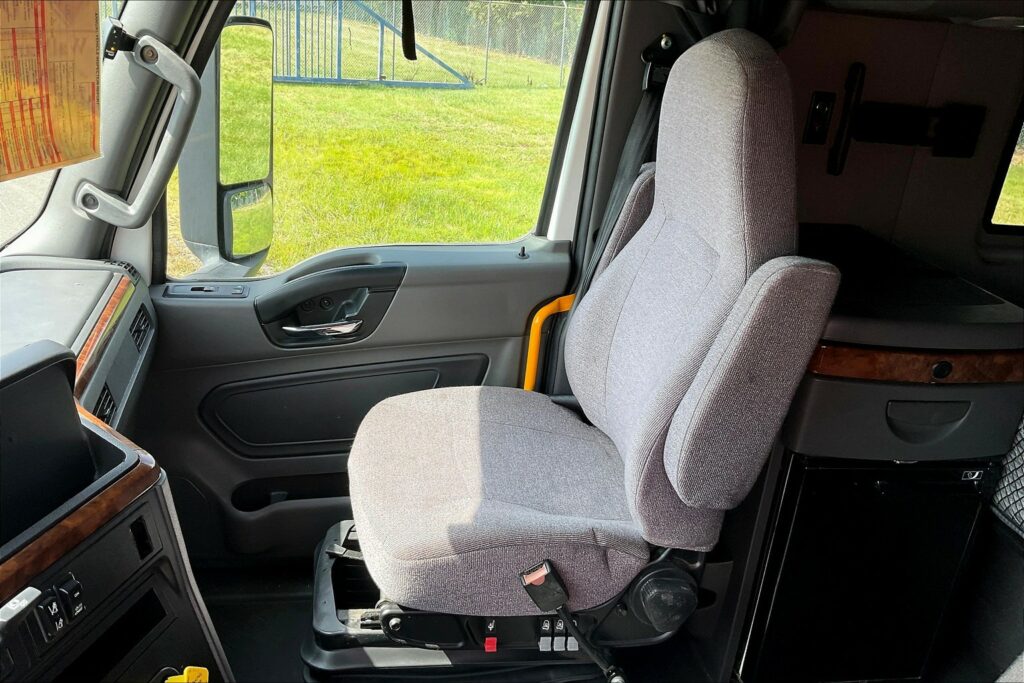 2021 CUM LT625 6×4 Sleeper