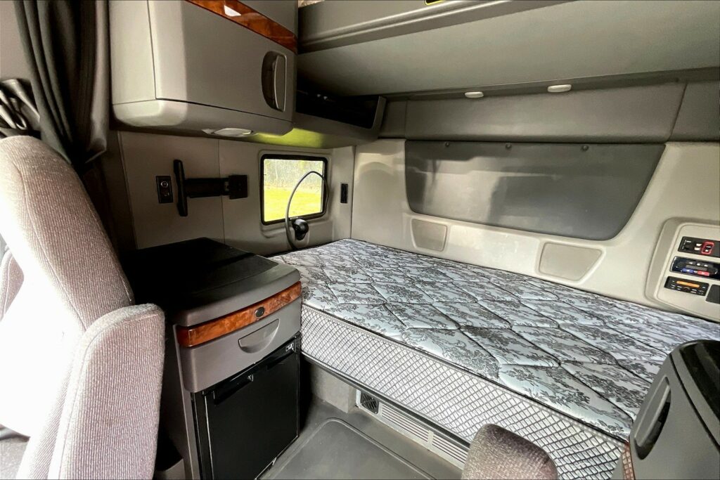 2021 CUM LT625 6×4 Sleeper