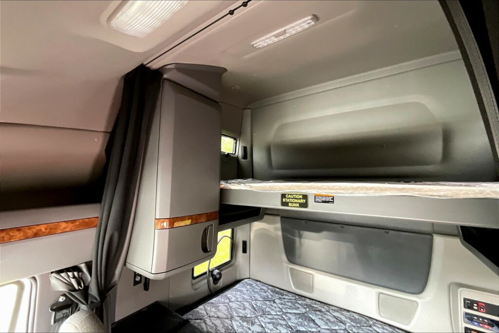 2021 CUM LT625 6×4 Sleeper